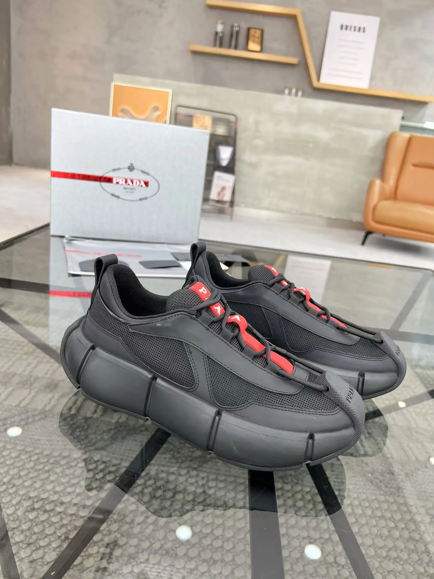 Factory price: 480💰Prada new men's leather sports shoes, the highest version on the market, any comparison is welcome🆚! The original leather has excellent texture and is super high-end! Fetal sheep net lining imported from Italy, removable pad! Luxurious materials and fine workmanship, highly recommended! Code number: 38-44, customized 45